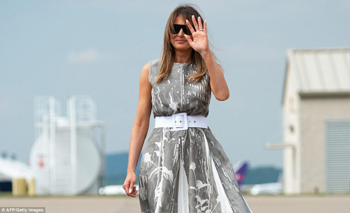 Đệ nhất phu nhân Mỹ Melania Trump ngại ngùng vì bị gió thổi tốc váy khi lên máy bay Ảnh 4