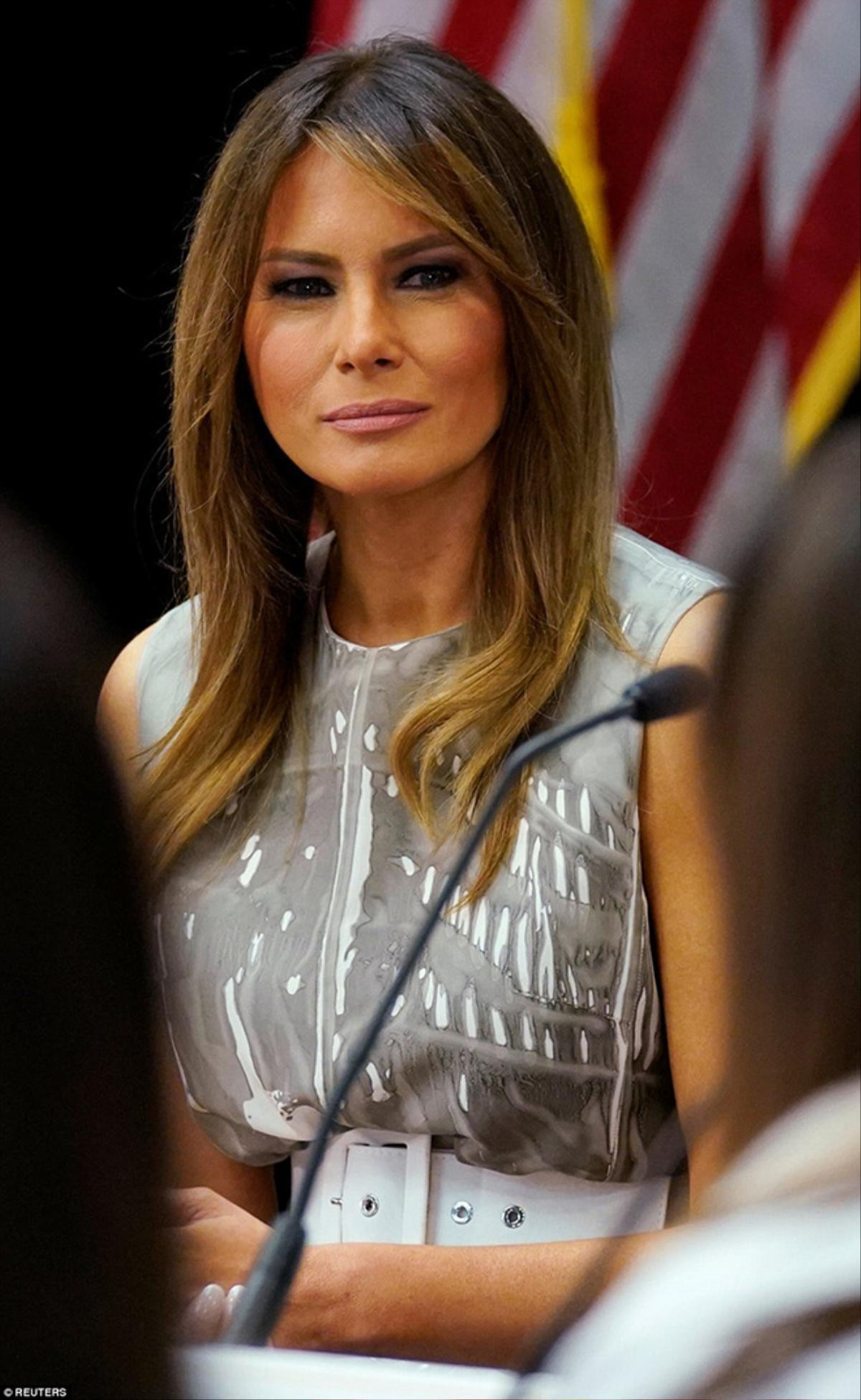 Đệ nhất phu nhân Mỹ Melania Trump ngại ngùng vì bị gió thổi tốc váy khi lên máy bay Ảnh 6