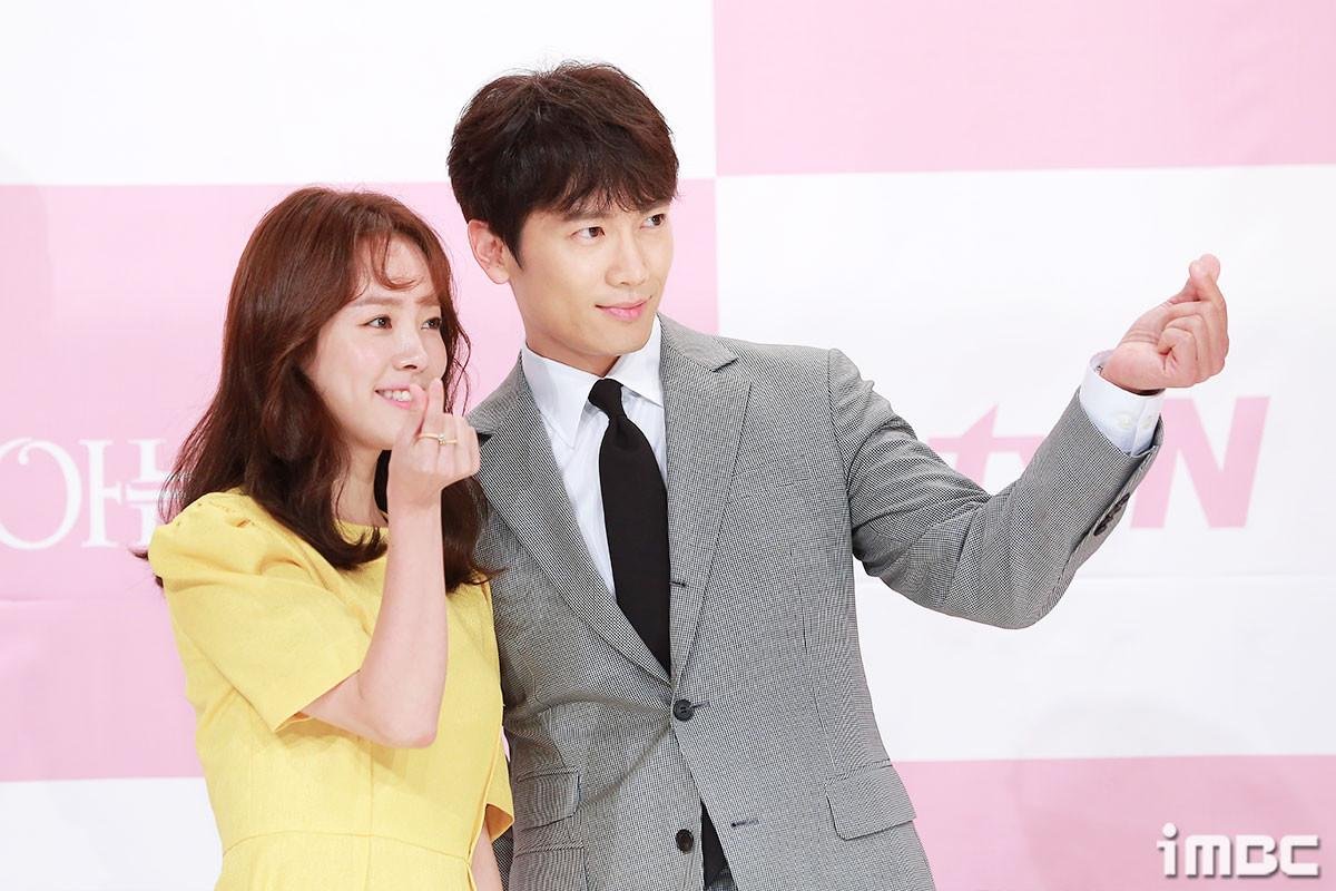 Họp báo ‘Familiar Wife’: Luỵ tim với màn cạnh tranh ‘aegyo’ của vợ chồng Ji Sung - Han Ji Min Ảnh 27