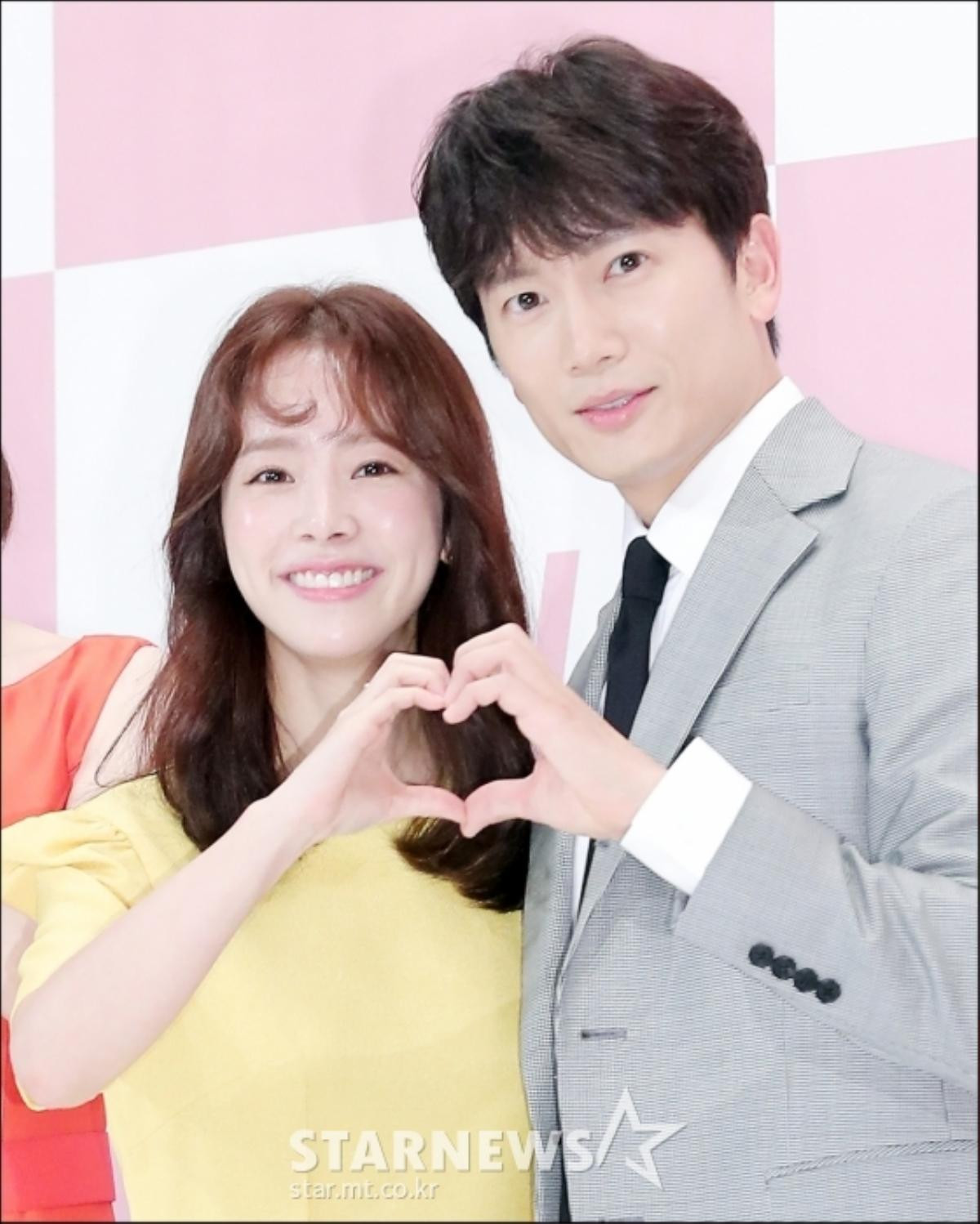 Họp báo ‘Familiar Wife’: Luỵ tim với màn cạnh tranh ‘aegyo’ của vợ chồng Ji Sung - Han Ji Min Ảnh 22