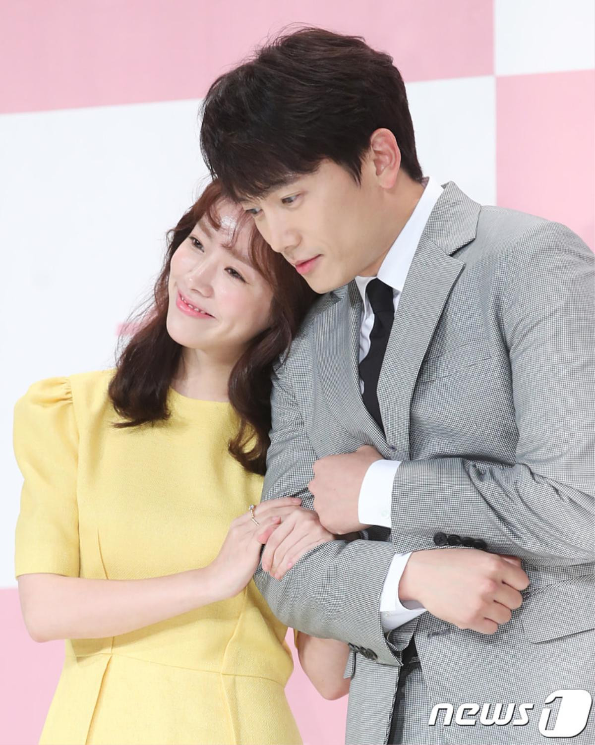 Họp báo ‘Familiar Wife’: Luỵ tim với màn cạnh tranh ‘aegyo’ của vợ chồng Ji Sung - Han Ji Min Ảnh 29