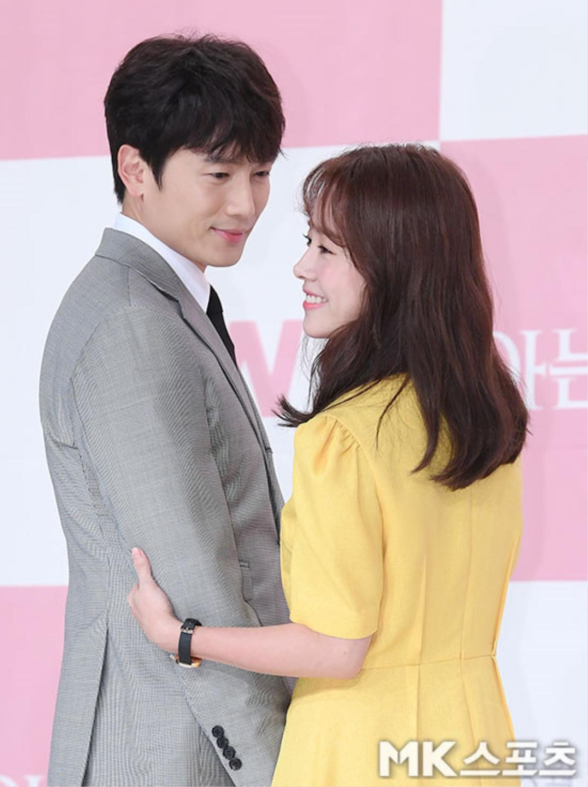 Họp báo ‘Familiar Wife’: Luỵ tim với màn cạnh tranh ‘aegyo’ của vợ chồng Ji Sung - Han Ji Min Ảnh 28