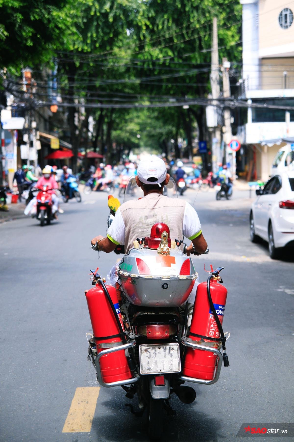 Chiếc xe cứu thương 'mini' tự chế và chuyện ông lão nhặt rác thích làm chuyện bao đồng ở Sài Gòn Ảnh 9