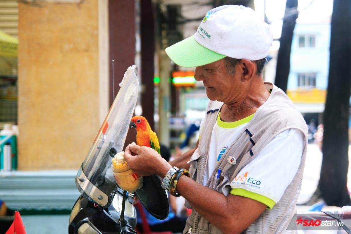 Chiếc xe cứu thương 'mini' tự chế và chuyện ông lão nhặt rác thích làm chuyện bao đồng ở Sài Gòn Ảnh 1