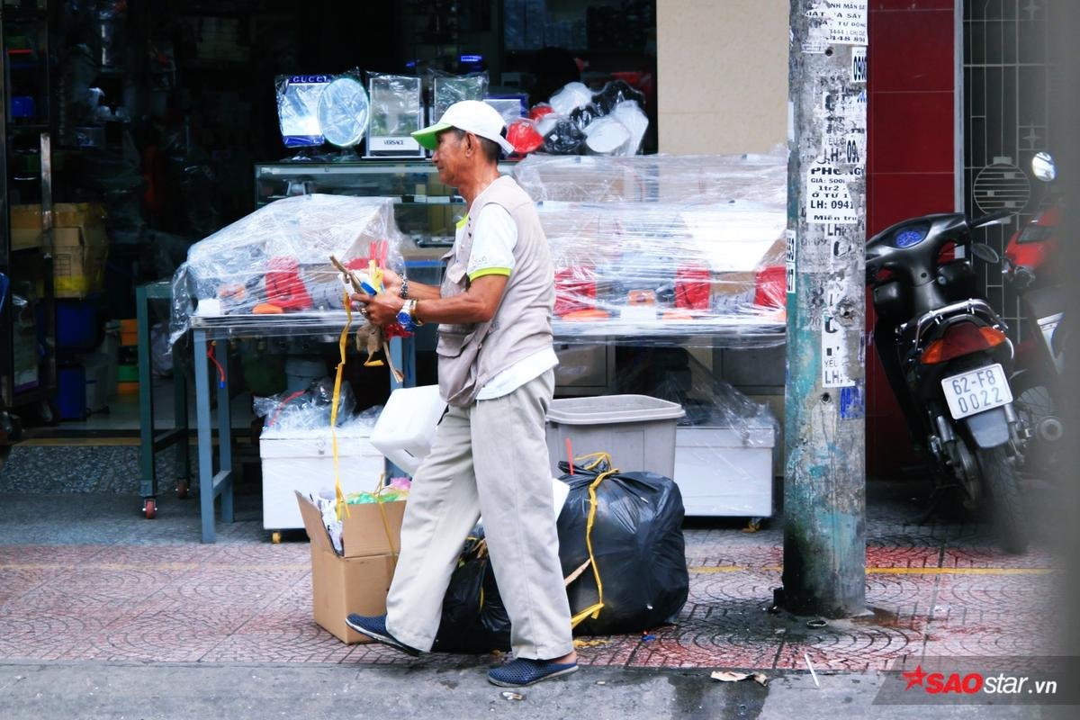 Chiếc xe cứu thương 'mini' tự chế và chuyện ông lão nhặt rác thích làm chuyện bao đồng ở Sài Gòn Ảnh 3