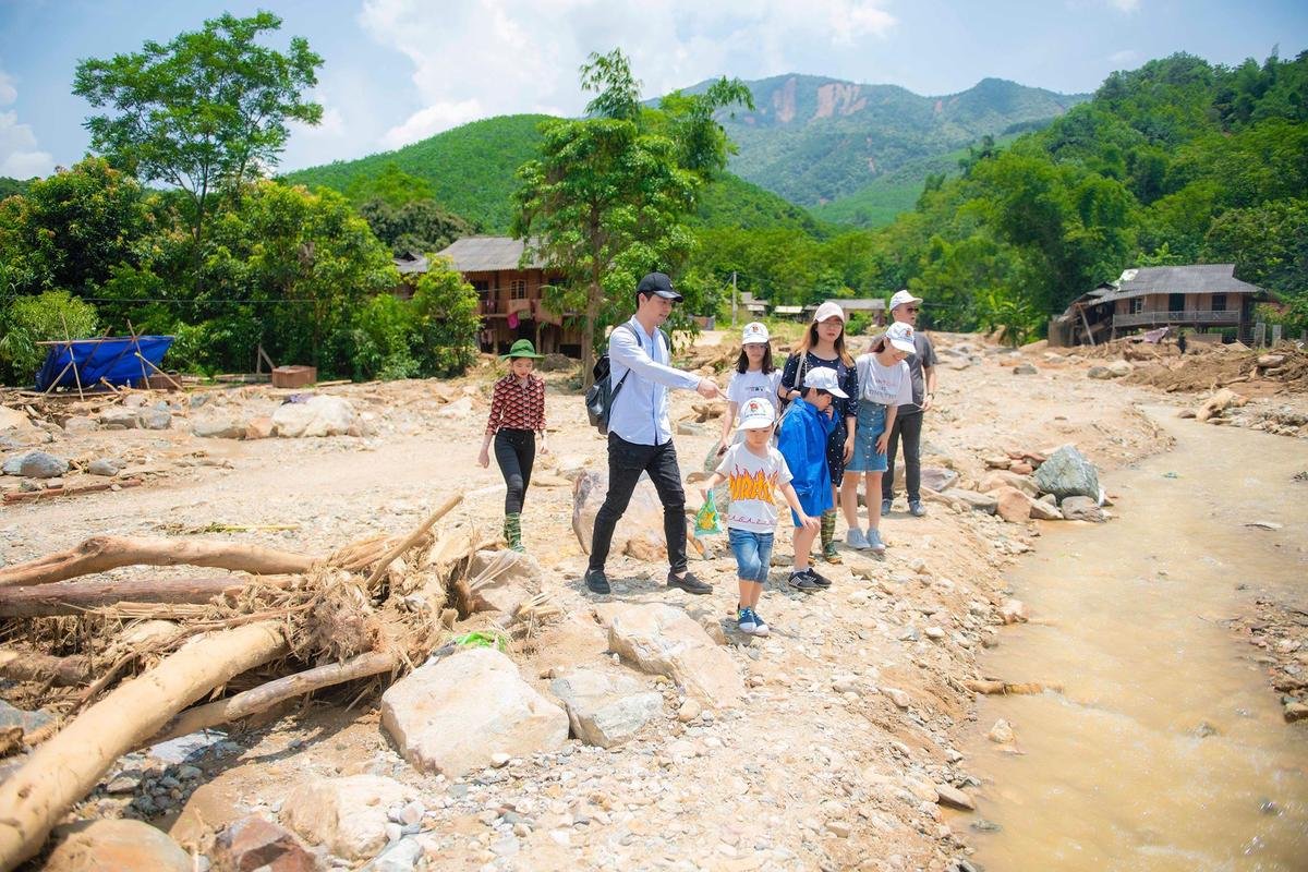 MC Phan Anh chung tay tiếp trợ cho đồng bào vùng lũ Yên Bái Ảnh 8