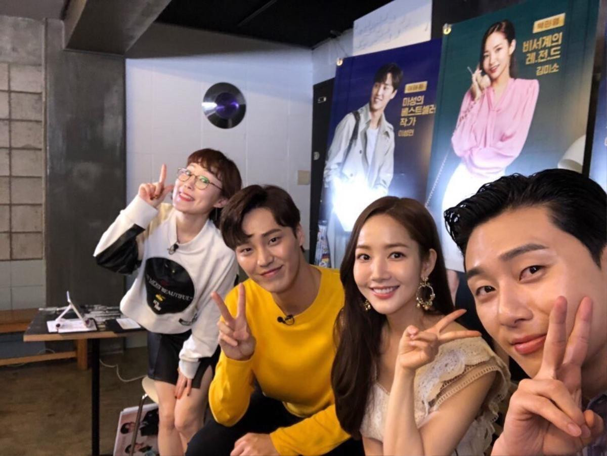 Loạt khoảnh khắc ngọt ngào của Park Seo Joon - Park Min Young trong 'Thư ký Kim' - Fan muốn tin họ không hẹn hò cũng khó Ảnh 78