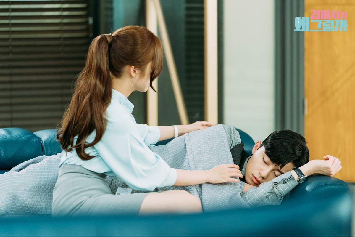 Loạt khoảnh khắc ngọt ngào của Park Seo Joon - Park Min Young trong 'Thư ký Kim' - Fan muốn tin họ không hẹn hò cũng khó Ảnh 39