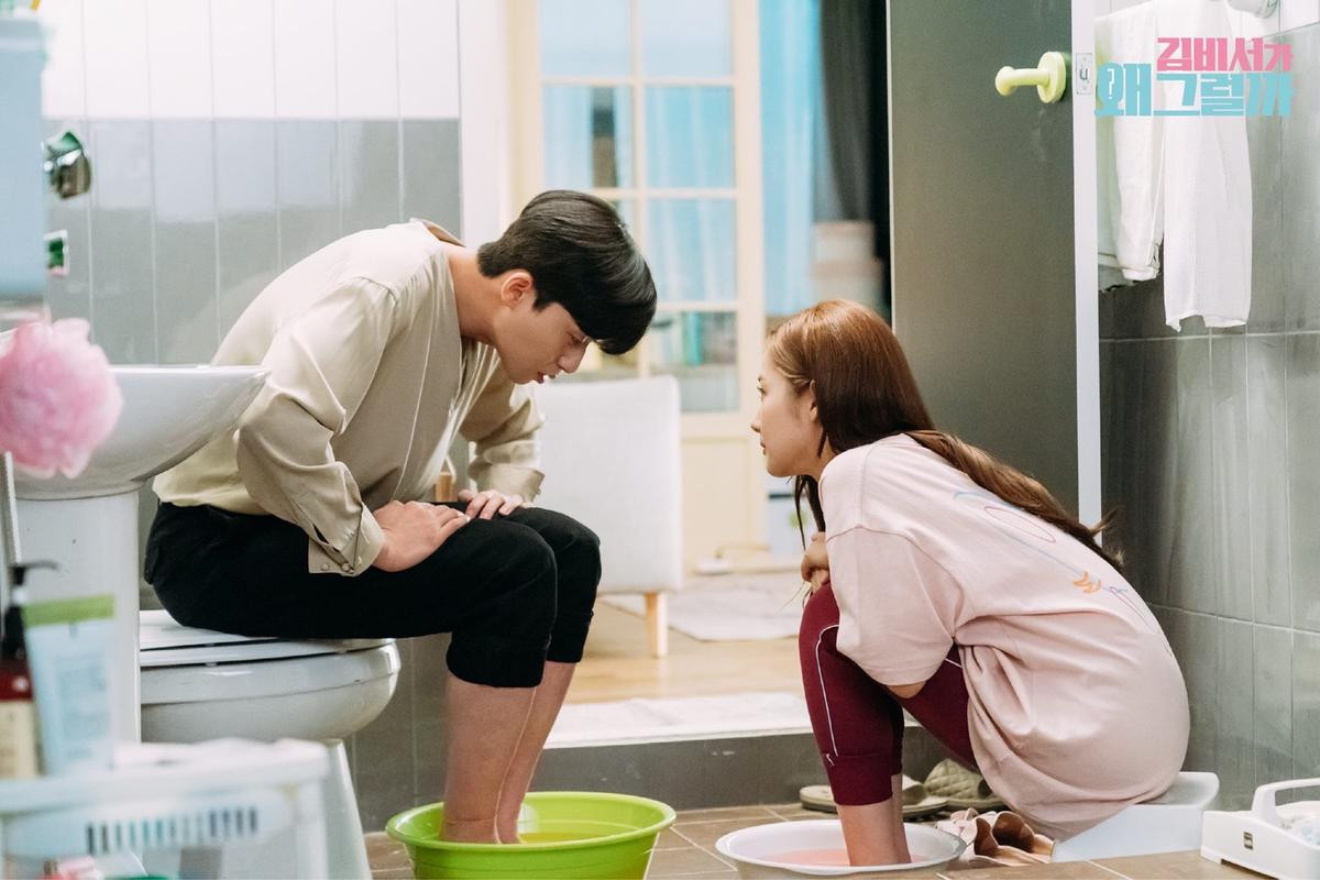 Loạt khoảnh khắc ngọt ngào của Park Seo Joon - Park Min Young trong 'Thư ký Kim' - Fan muốn tin họ không hẹn hò cũng khó Ảnh 61