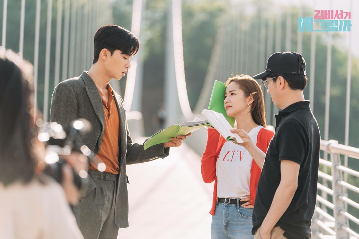 Loạt khoảnh khắc ngọt ngào của Park Seo Joon - Park Min Young trong 'Thư ký Kim' - Fan muốn tin họ không hẹn hò cũng khó Ảnh 75