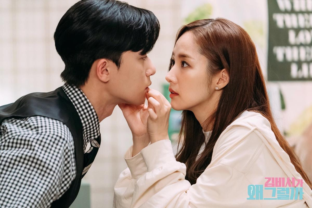 Loạt khoảnh khắc ngọt ngào của Park Seo Joon - Park Min Young trong 'Thư ký Kim' - Fan muốn tin họ không hẹn hò cũng khó Ảnh 17