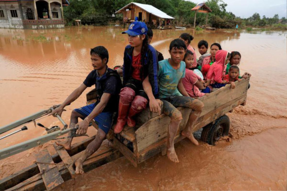 Chùm ảnh: Người dân chật vật trở về nhà sau thảm họa vỡ đập thủy điện ở Lào Ảnh 3