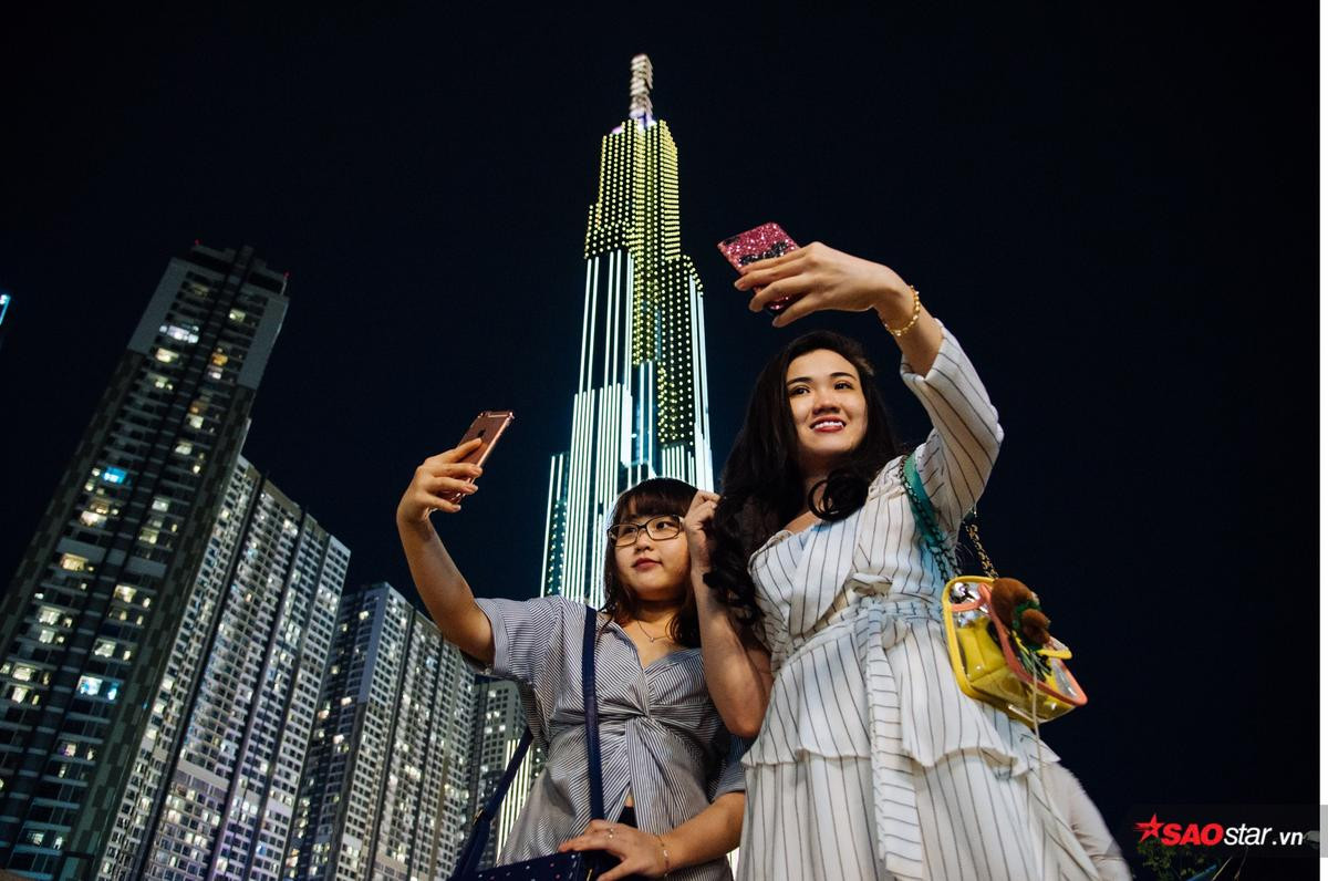 Hàng nghìn người Sài Gòn kéo về TTTM Landmark 81 check-in, các khu vui chơi đông nghịt sau khai trương Ảnh 9