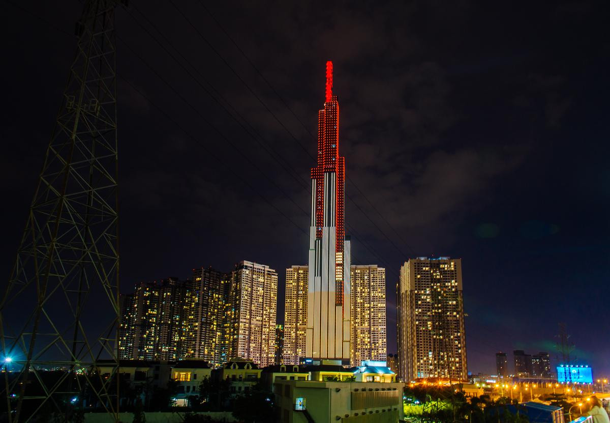 Hàng nghìn người Sài Gòn kéo về TTTM Landmark 81 check-in, các khu vui chơi đông nghịt sau khai trương Ảnh 11