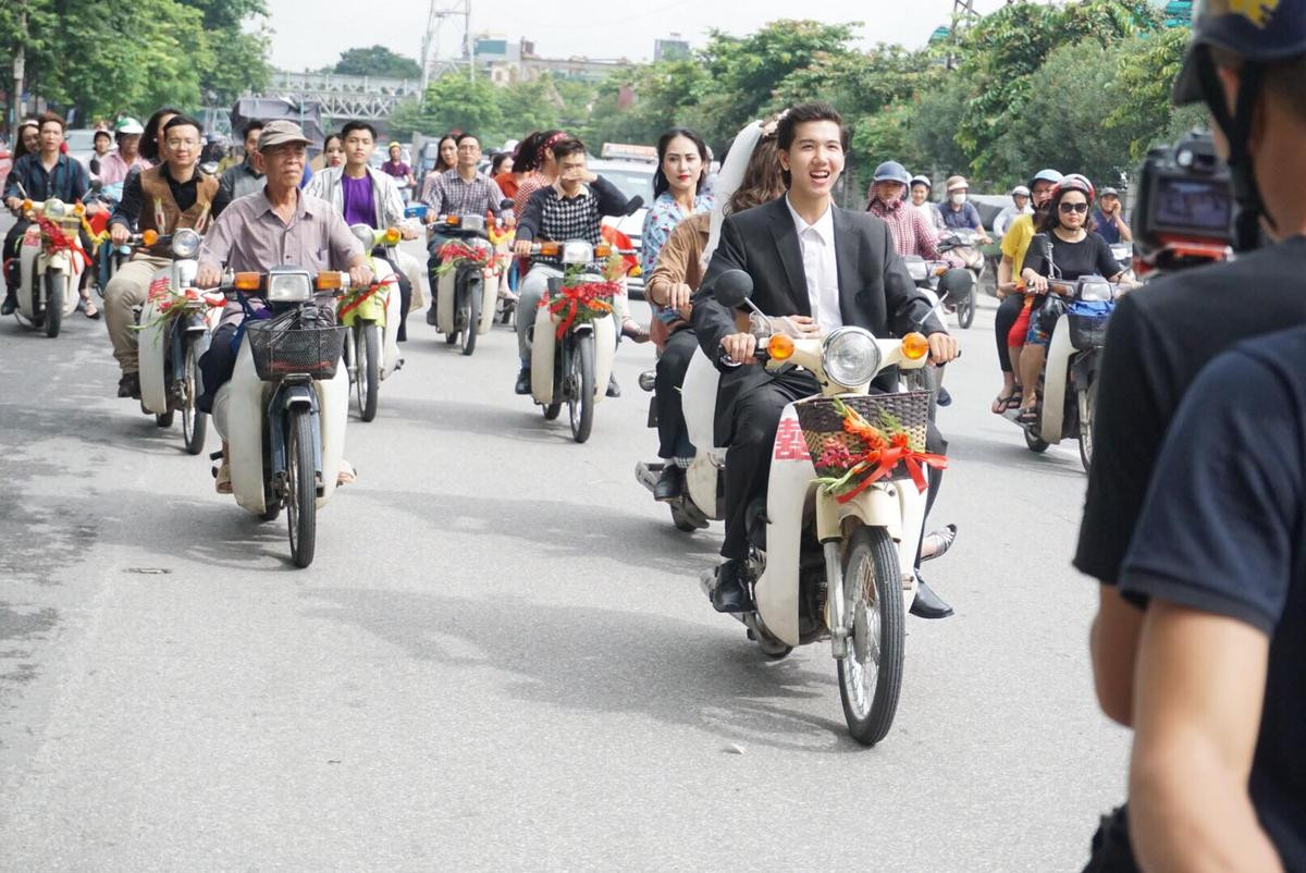 Ngỡ ngàng với hình ảnh cô dâu chú rể trong trang phục thập niên 80 diễu hành quanh đường phố Hà Nội Ảnh 2