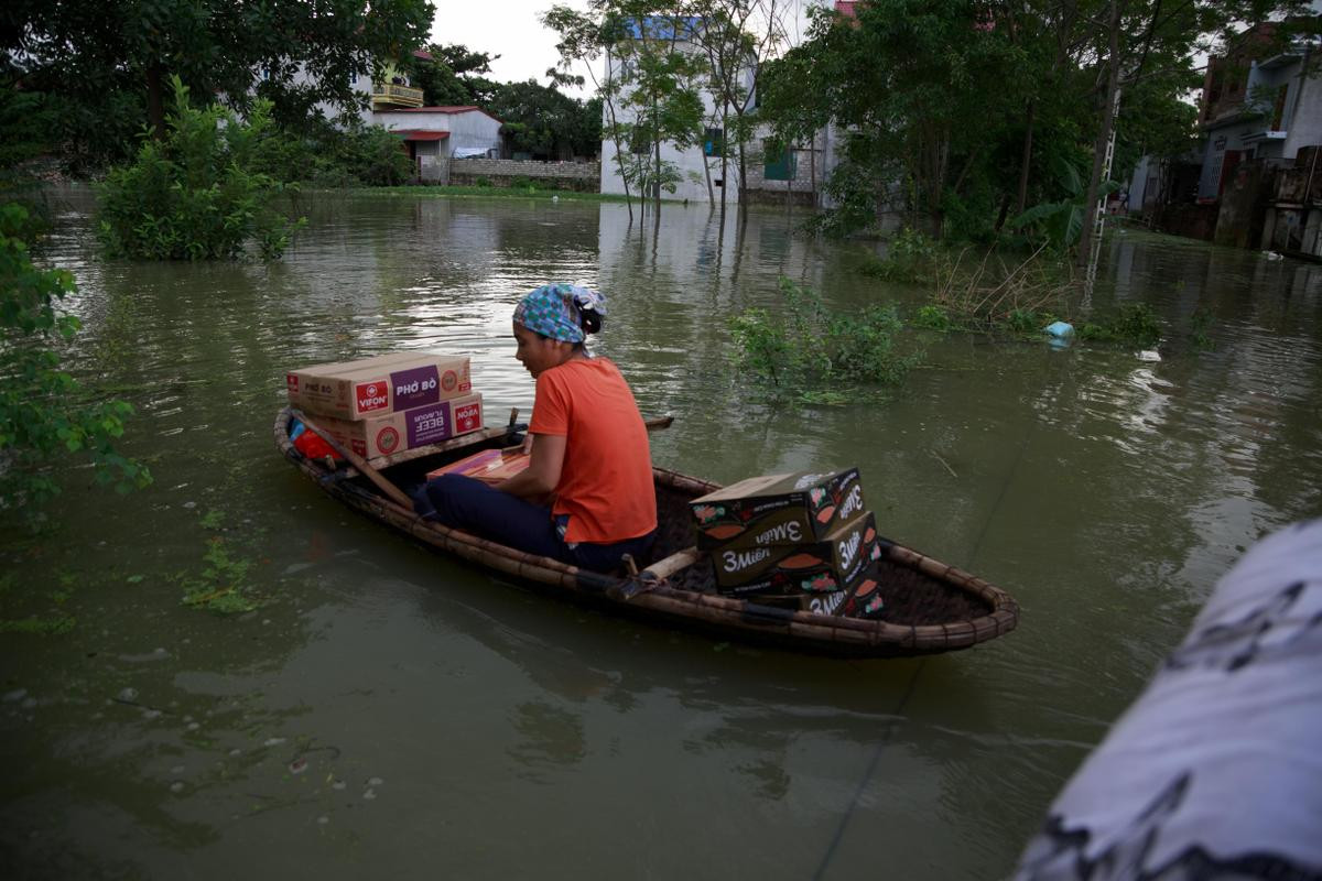 Ngoại thành Hà Nội ngập trong biển nước, người dân phải dùng thuyền để di chuyển Ảnh 5