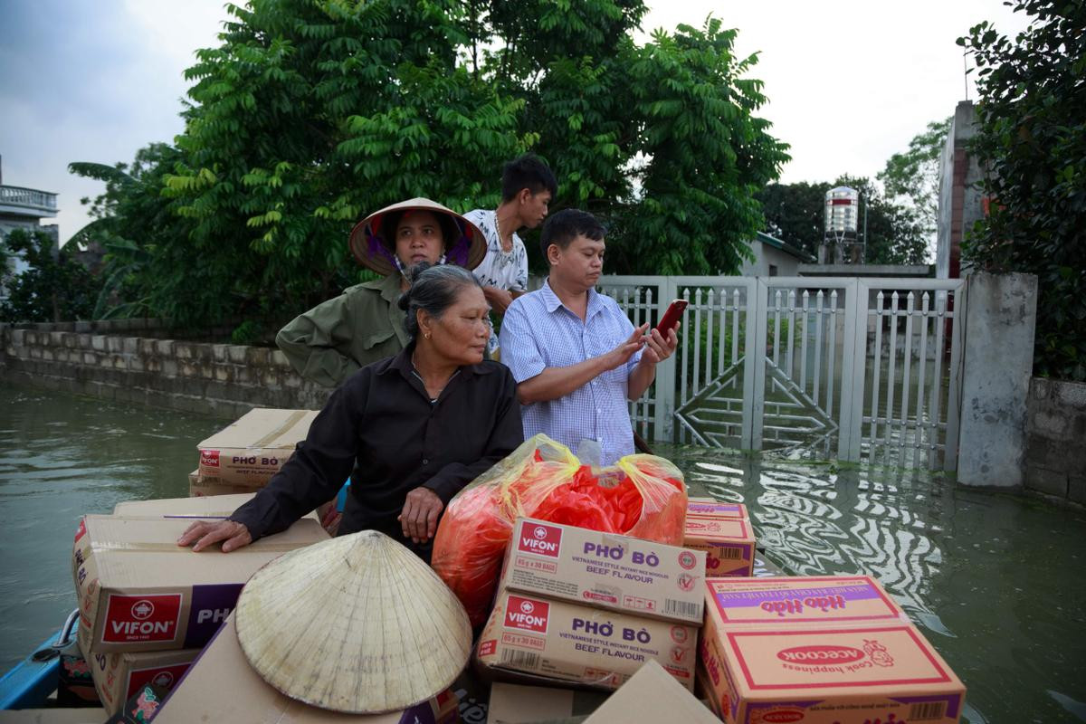 Ngoại thành Hà Nội ngập trong biển nước, người dân phải dùng thuyền để di chuyển Ảnh 6