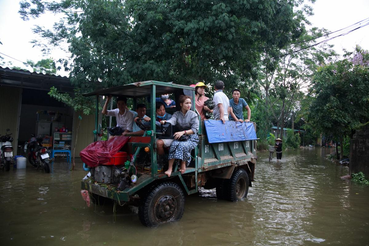 Ngoại thành Hà Nội ngập trong biển nước, người dân phải dùng thuyền để di chuyển Ảnh 8