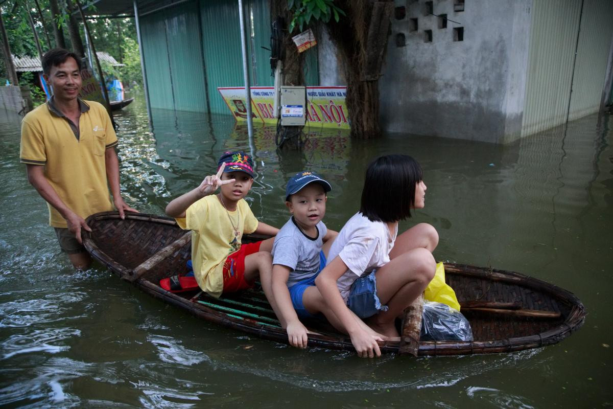 Ngoại thành Hà Nội ngập trong biển nước, người dân phải dùng thuyền để di chuyển Ảnh 10