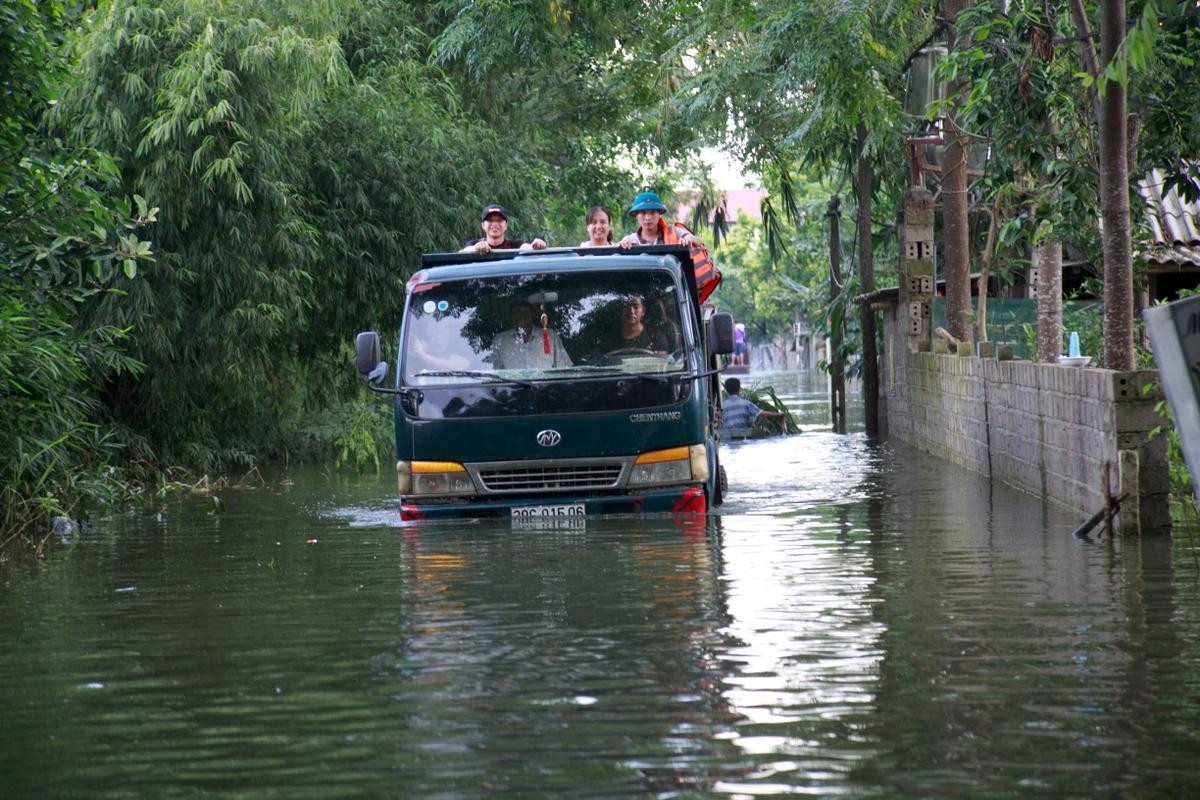 Ngoại thành Hà Nội ngập trong biển nước, người dân phải dùng thuyền để di chuyển Ảnh 2