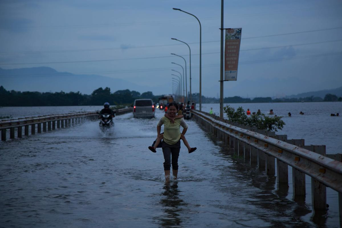 Ngoại thành Hà Nội ngập trong biển nước, người dân phải dùng thuyền để di chuyển Ảnh 13