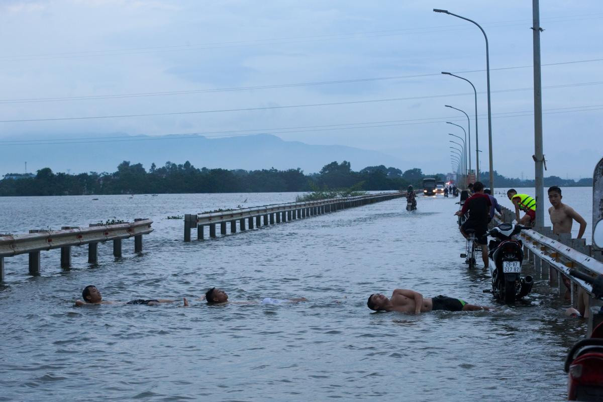 Ngoại thành Hà Nội ngập trong biển nước, người dân phải dùng thuyền để di chuyển Ảnh 14