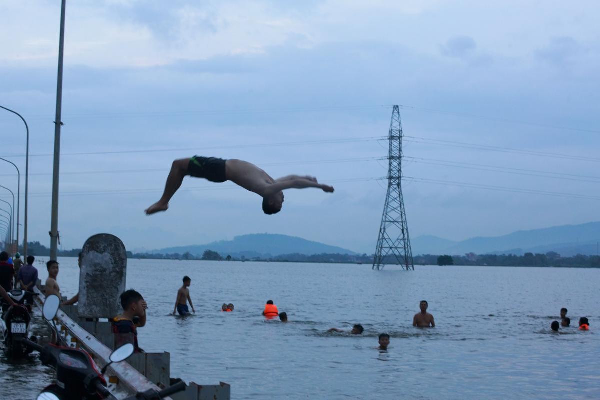 Ngoại thành Hà Nội ngập trong biển nước, người dân phải dùng thuyền để di chuyển Ảnh 15