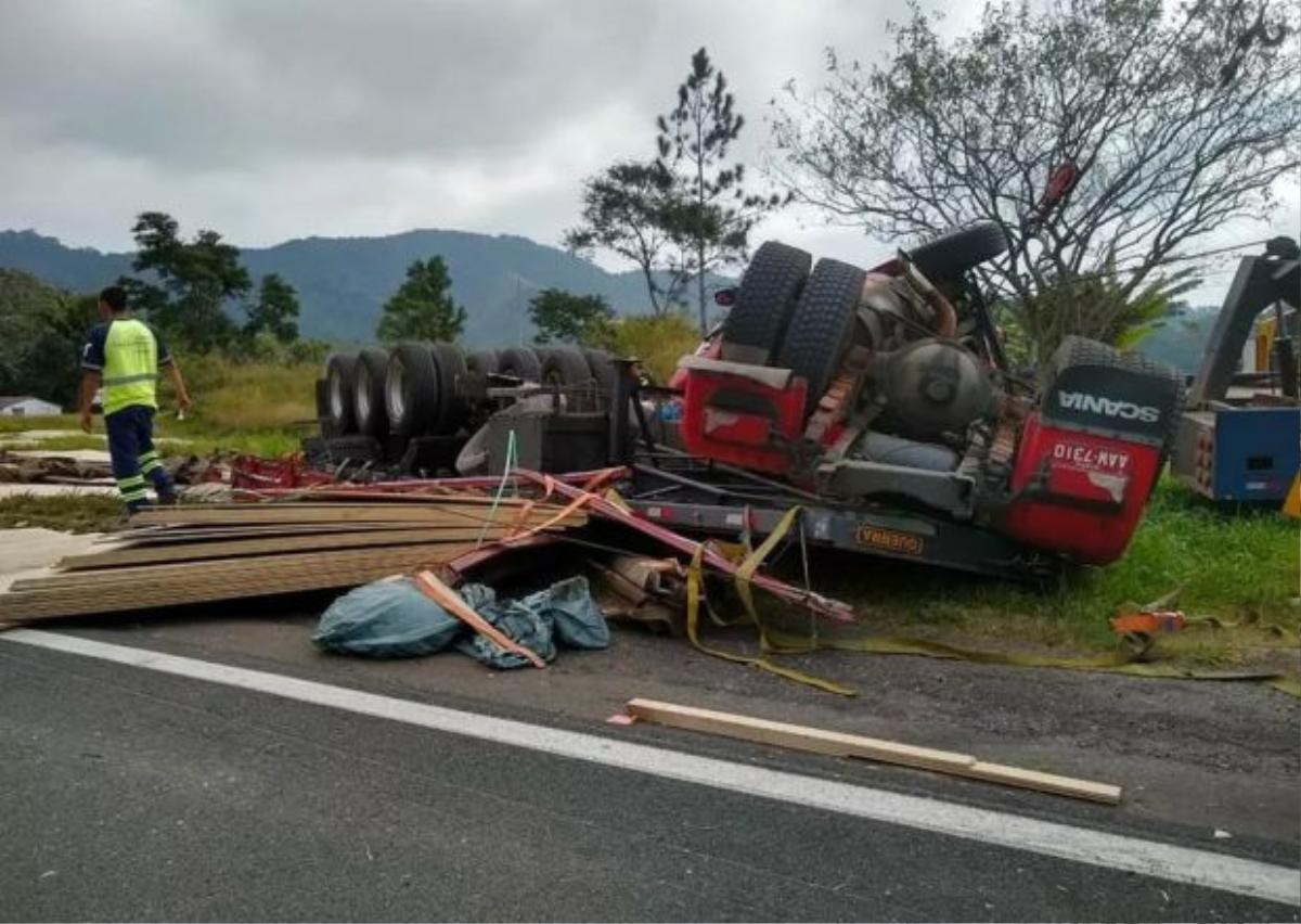 Văng khỏi bụng mẹ sau tai nạn giao thông thảm khốc, thai nhi sống sót kỳ diệu Ảnh 2