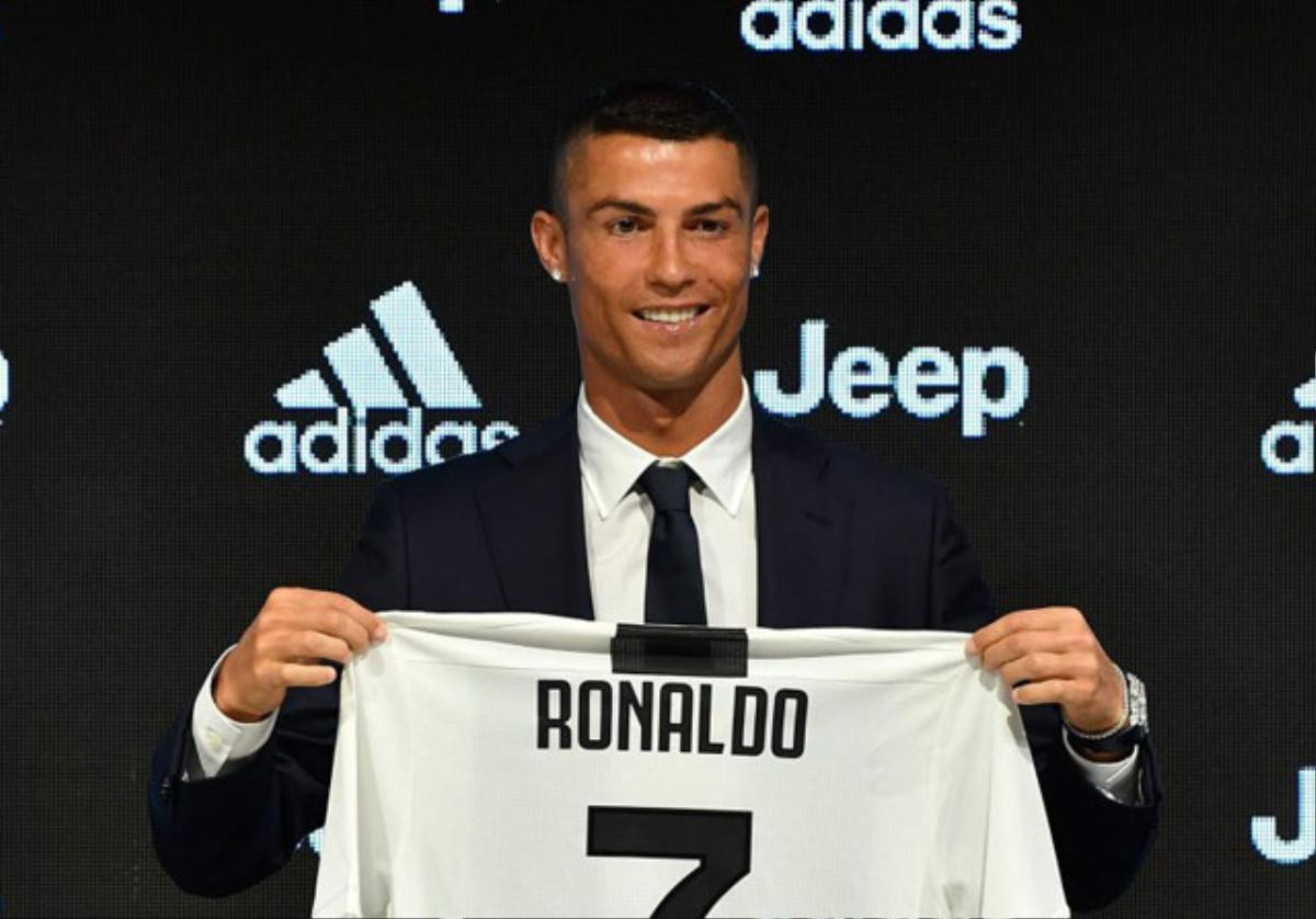 Ronaldo dùng chuyên cơ tới Turin chuẩn bị tập luyện Ảnh 6