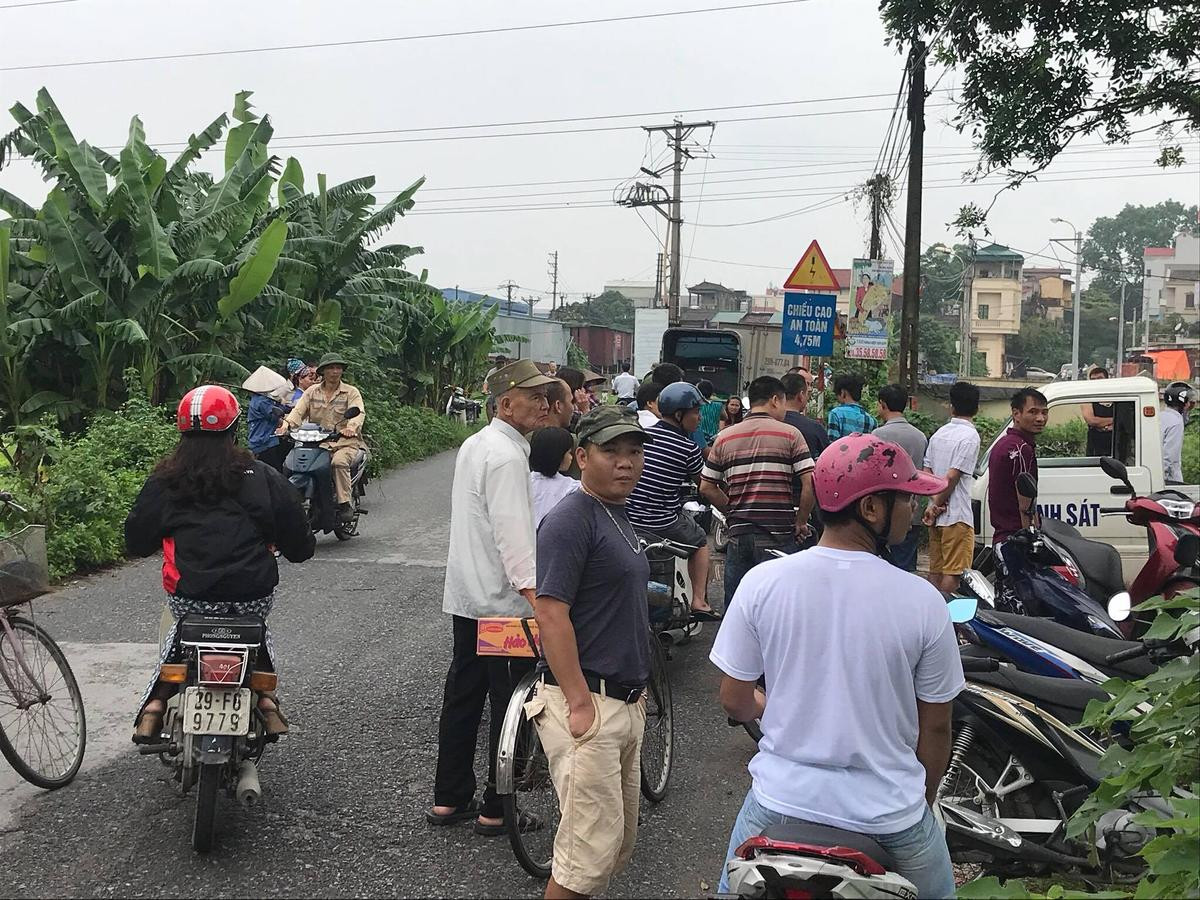 Bàng hoàng phát hiện nam thanh niên tử vong bên gốc cây cạnh xe máy sau đêm mưa Ảnh 2