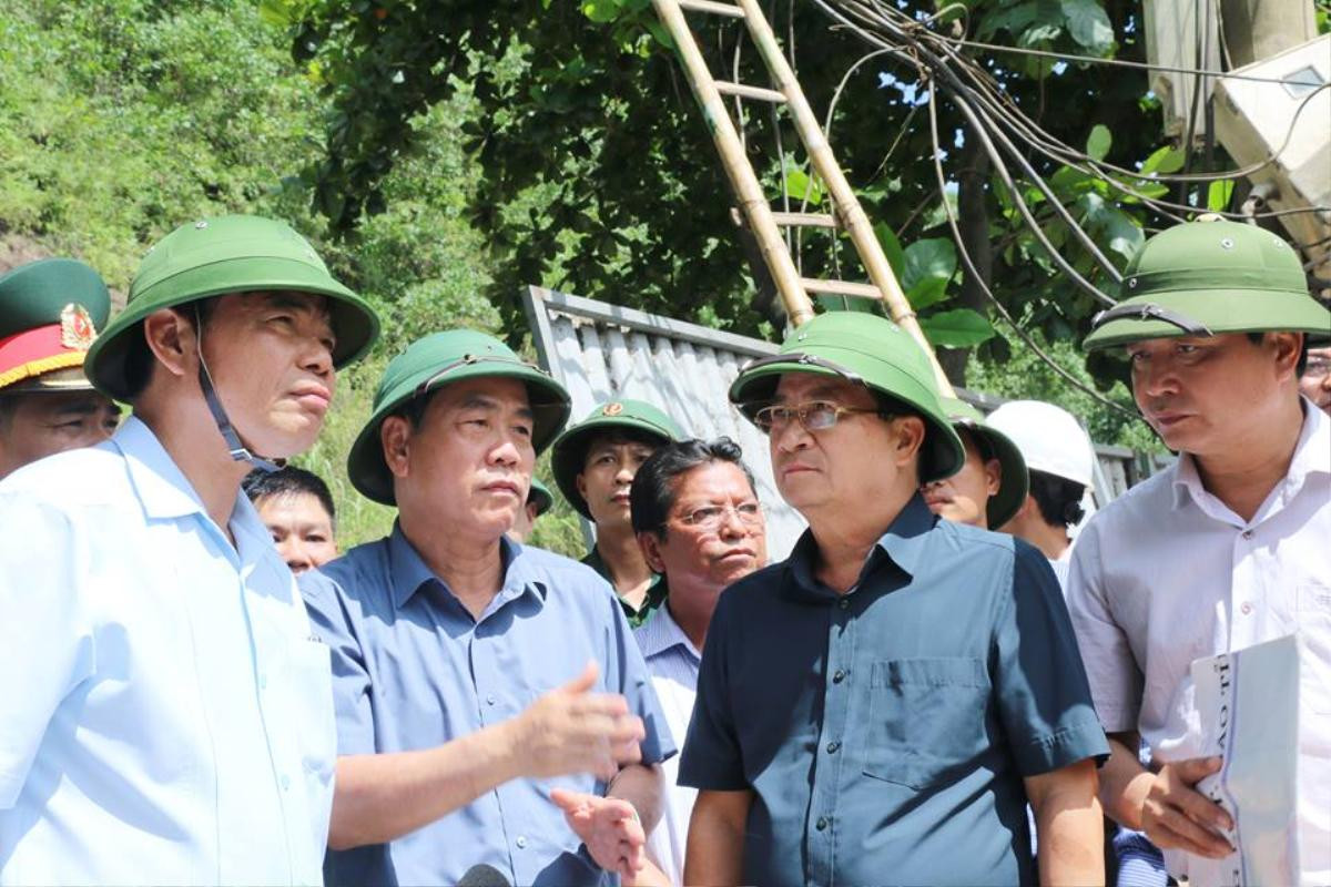 Vụ nhiều nhà dân bị ‘nuốt chửng’ xuống sông Đà: Phó Thủ tướng trực tiếp đến hiện trường thăm hỏi, động viên người dân Ảnh 1