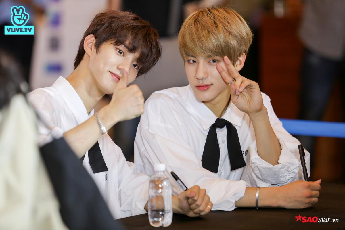 Đội nón lá truyền thống trong buổi fansign, The Boyz thật biết cách chiều chuộng fan Việt! Ảnh 17