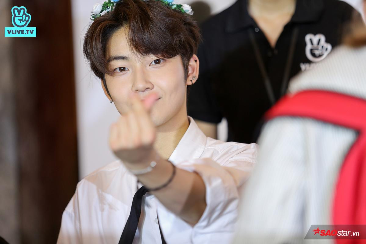 Đội nón lá truyền thống trong buổi fansign, The Boyz thật biết cách chiều chuộng fan Việt! Ảnh 11