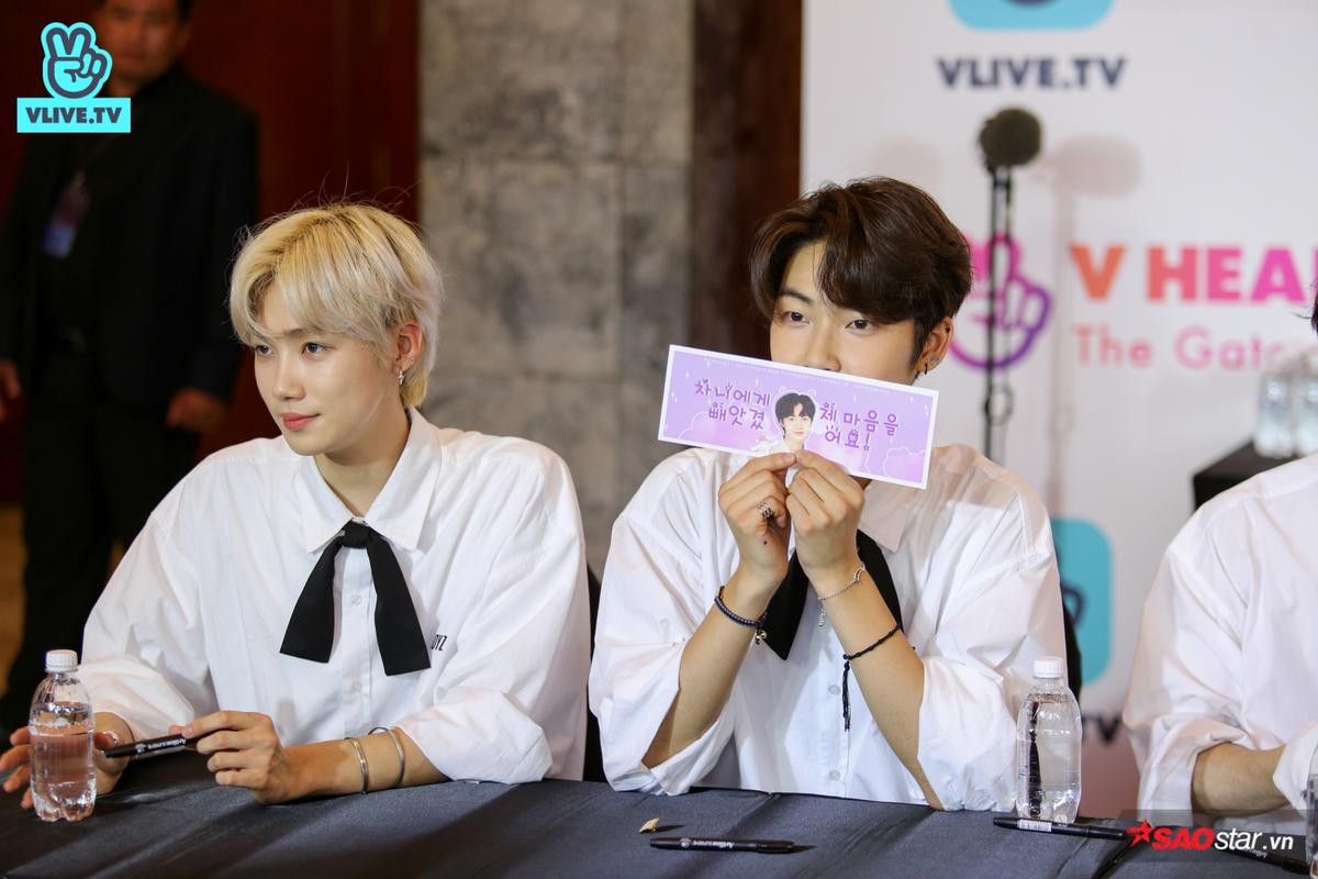 Đội nón lá truyền thống trong buổi fansign, The Boyz thật biết cách chiều chuộng fan Việt! Ảnh 8