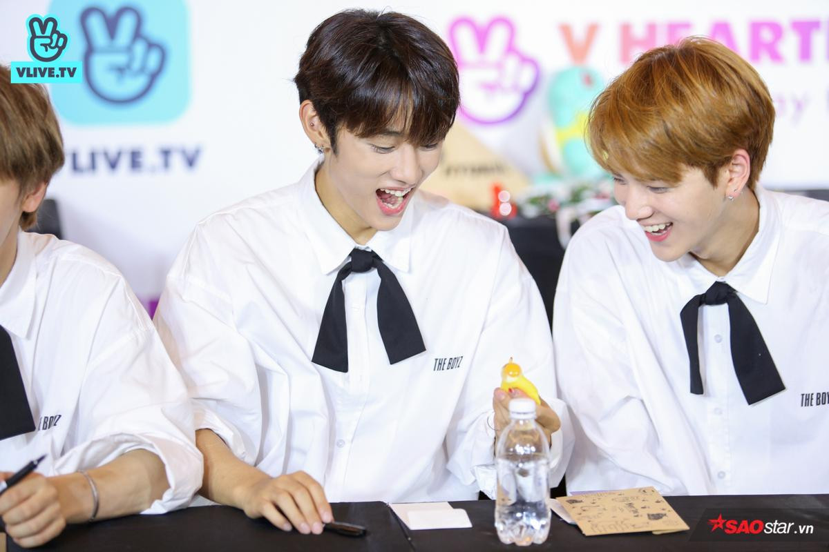 Đội nón lá truyền thống trong buổi fansign, The Boyz thật biết cách chiều chuộng fan Việt! Ảnh 5