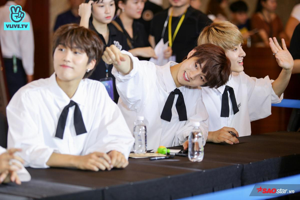 Đội nón lá truyền thống trong buổi fansign, The Boyz thật biết cách chiều chuộng fan Việt! Ảnh 4