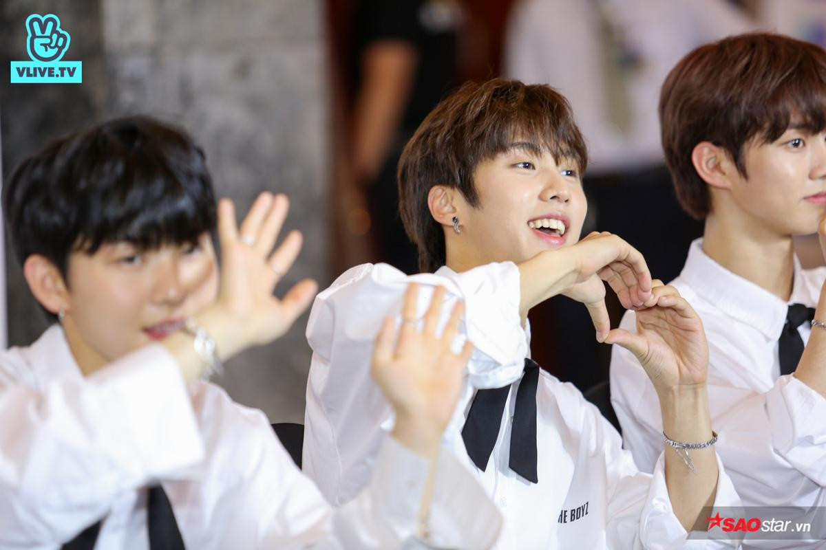 Đội nón lá truyền thống trong buổi fansign, The Boyz thật biết cách chiều chuộng fan Việt! Ảnh 3