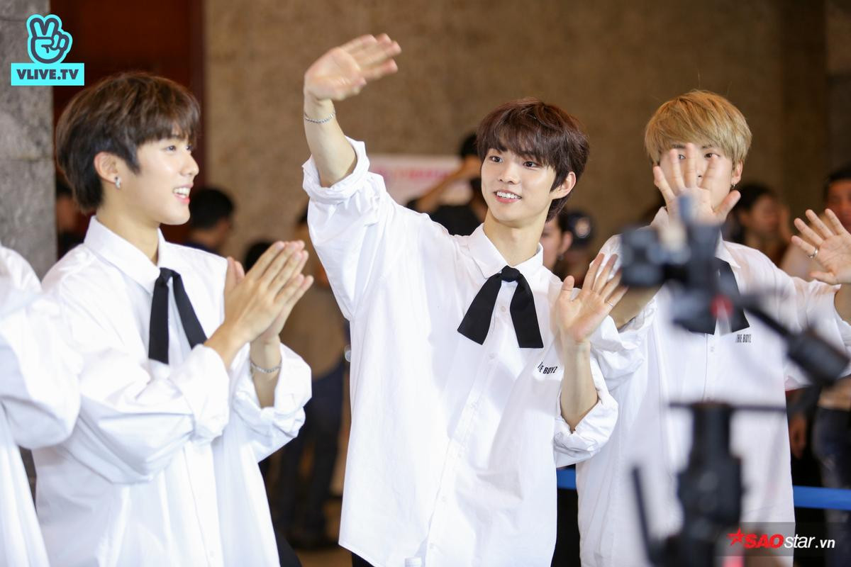 Đội nón lá truyền thống trong buổi fansign, The Boyz thật biết cách chiều chuộng fan Việt! Ảnh 2