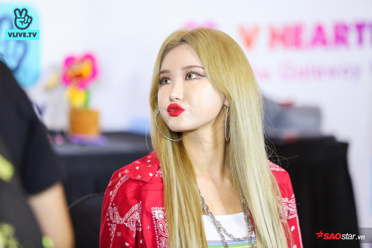 Sức hút lớn như EXID: 'Vô Diện' còn phải 'lặn lội thân cò' đến tận fansign TP HCM xin chữ ký! Ảnh 11