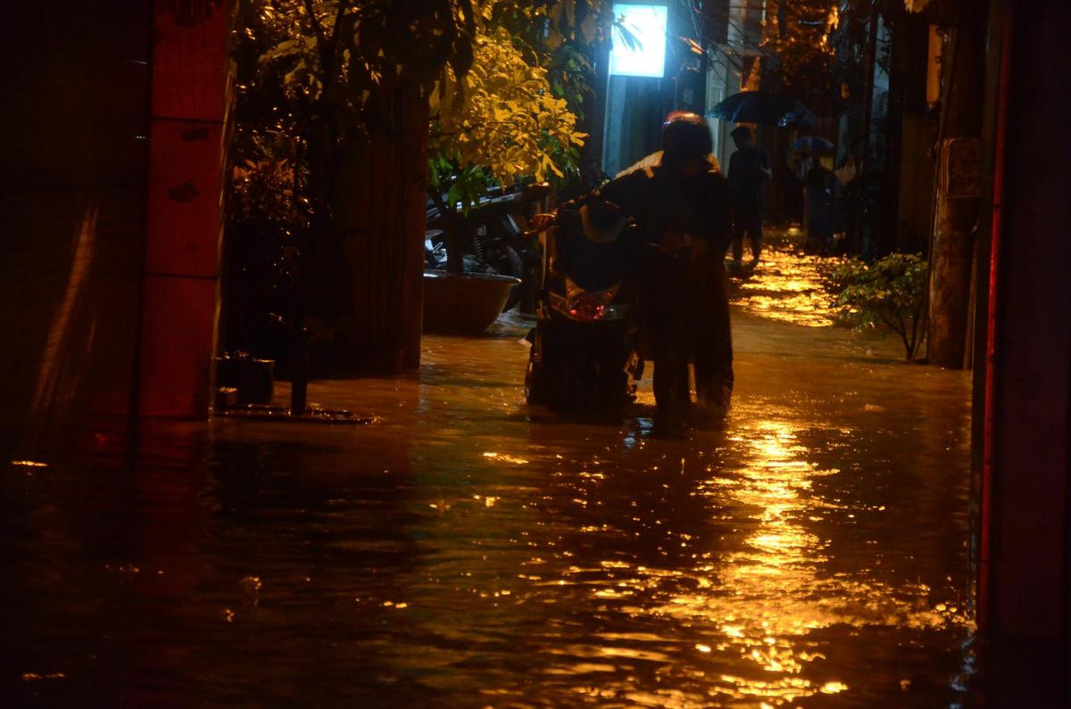 Mưa lớn đúng lúc tan sở, người Hà Nội đánh vật cả tiếng để di chuyển 5km từ cơ quan về nhà Ảnh 10