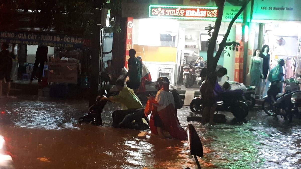 Mưa lớn đúng lúc tan sở, người Hà Nội đánh vật cả tiếng để di chuyển 5km từ cơ quan về nhà Ảnh 11