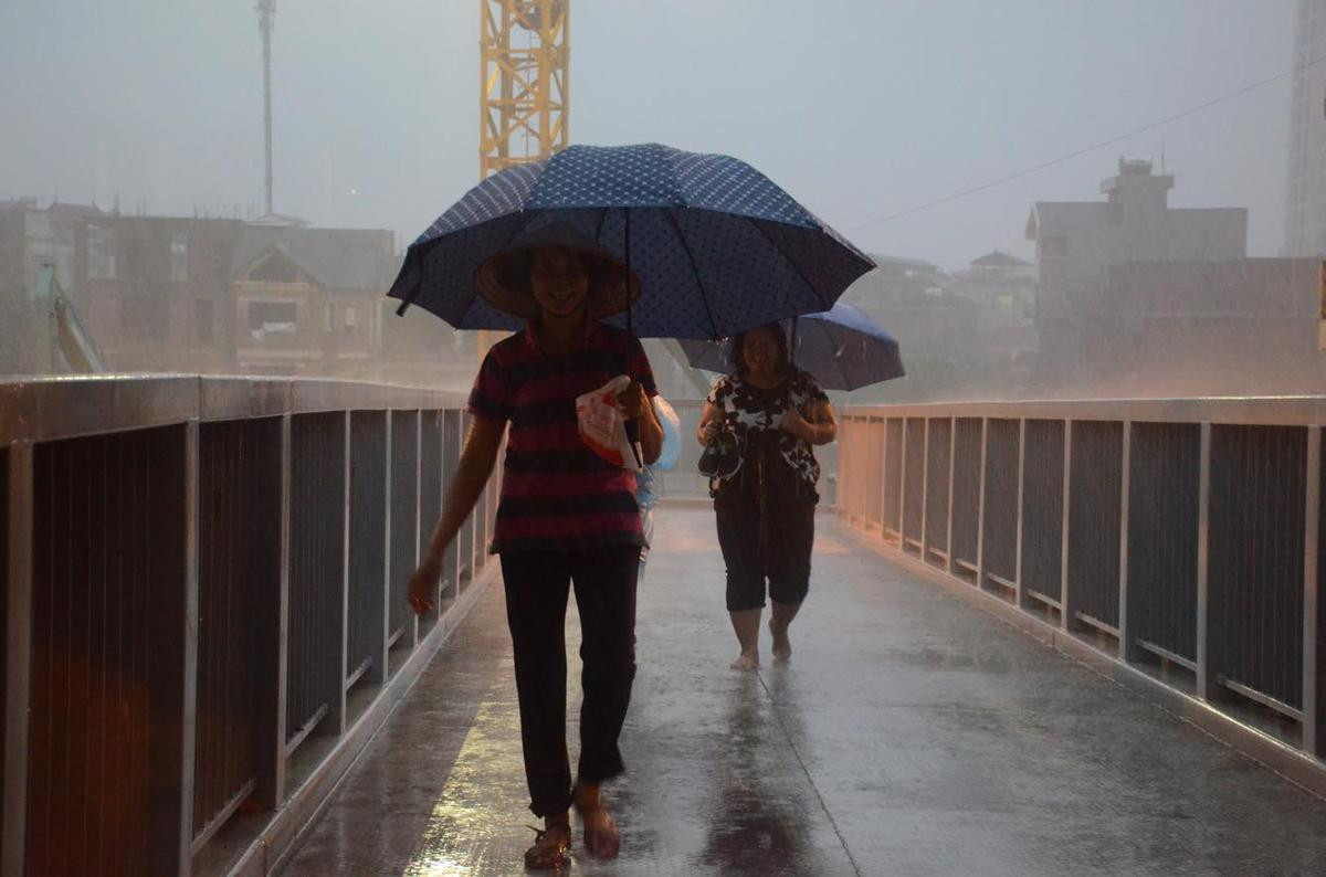 Mưa lớn đúng lúc tan sở, người Hà Nội đánh vật cả tiếng để di chuyển 5km từ cơ quan về nhà Ảnh 4