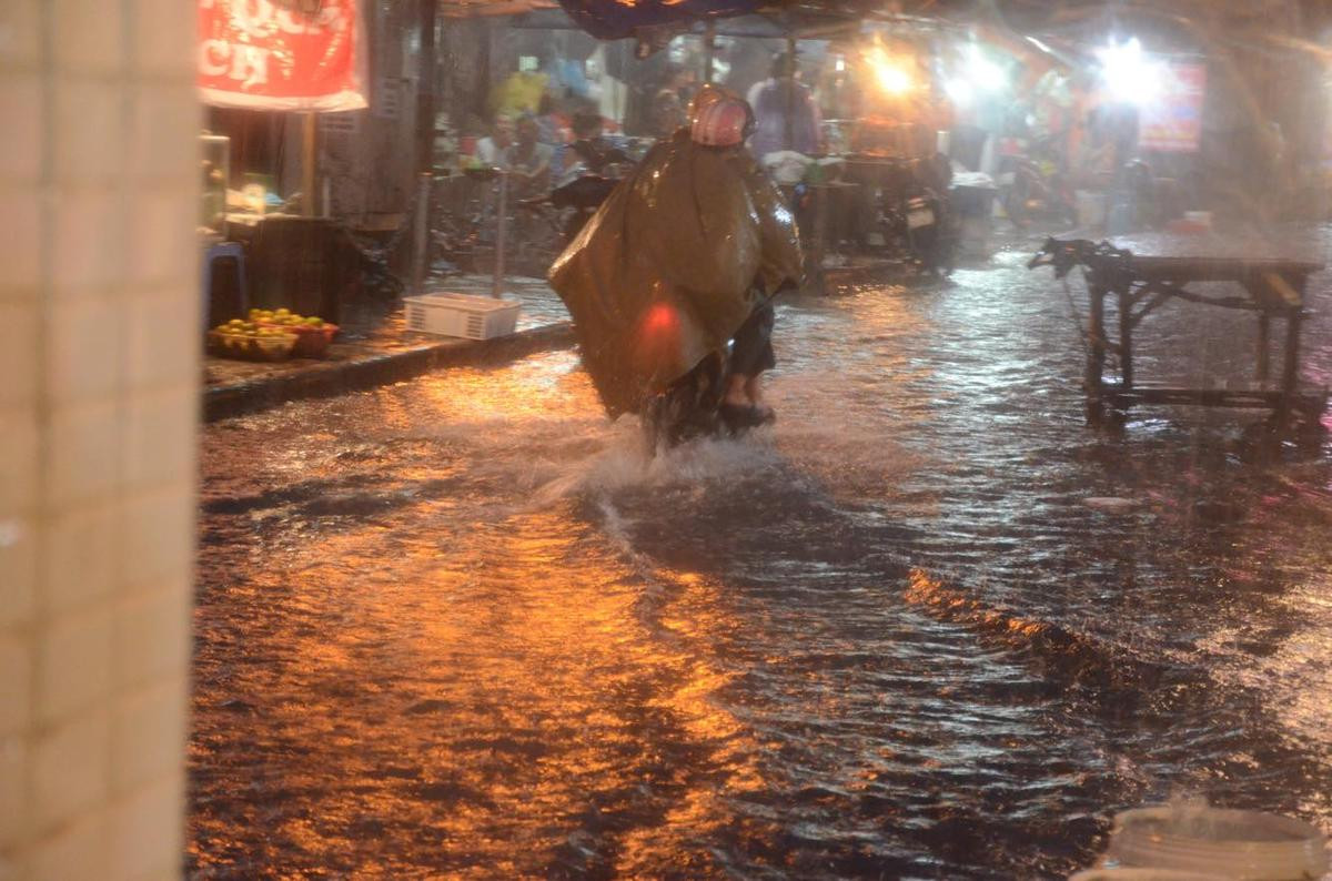 Mưa lớn đúng lúc tan sở, người Hà Nội đánh vật cả tiếng để di chuyển 5km từ cơ quan về nhà Ảnh 5