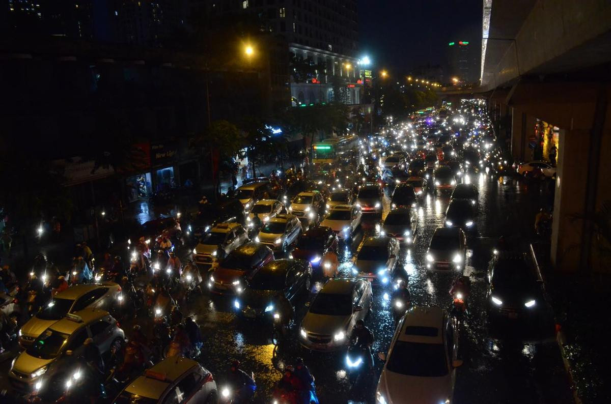 Mưa lớn đúng lúc tan sở, người Hà Nội đánh vật cả tiếng để di chuyển 5km từ cơ quan về nhà Ảnh 7