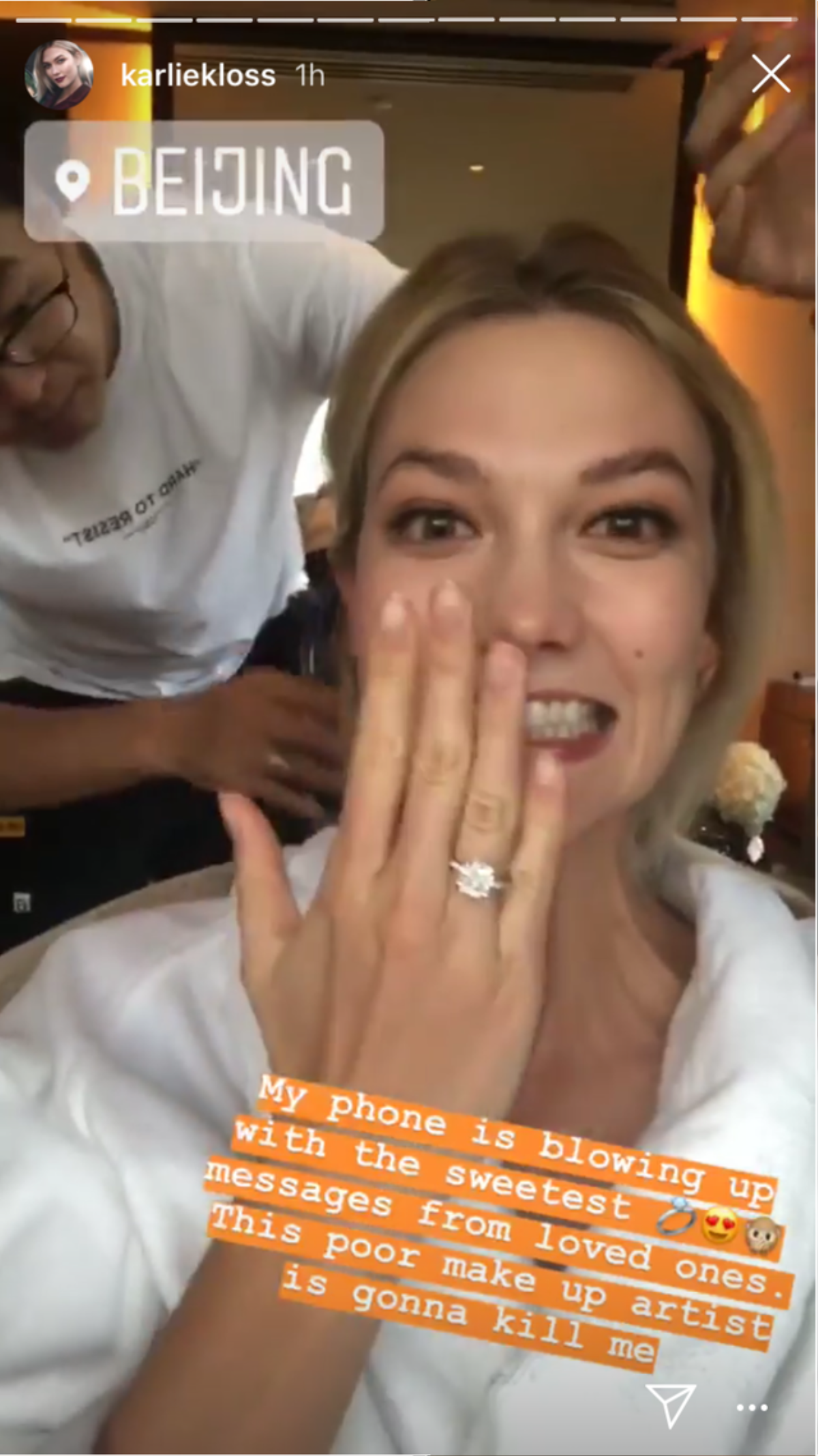 Nhẫn đính hôn khủng của siêu mẫu Karlie Kloss có viên kim cương to như 'sân bay' Ảnh 1