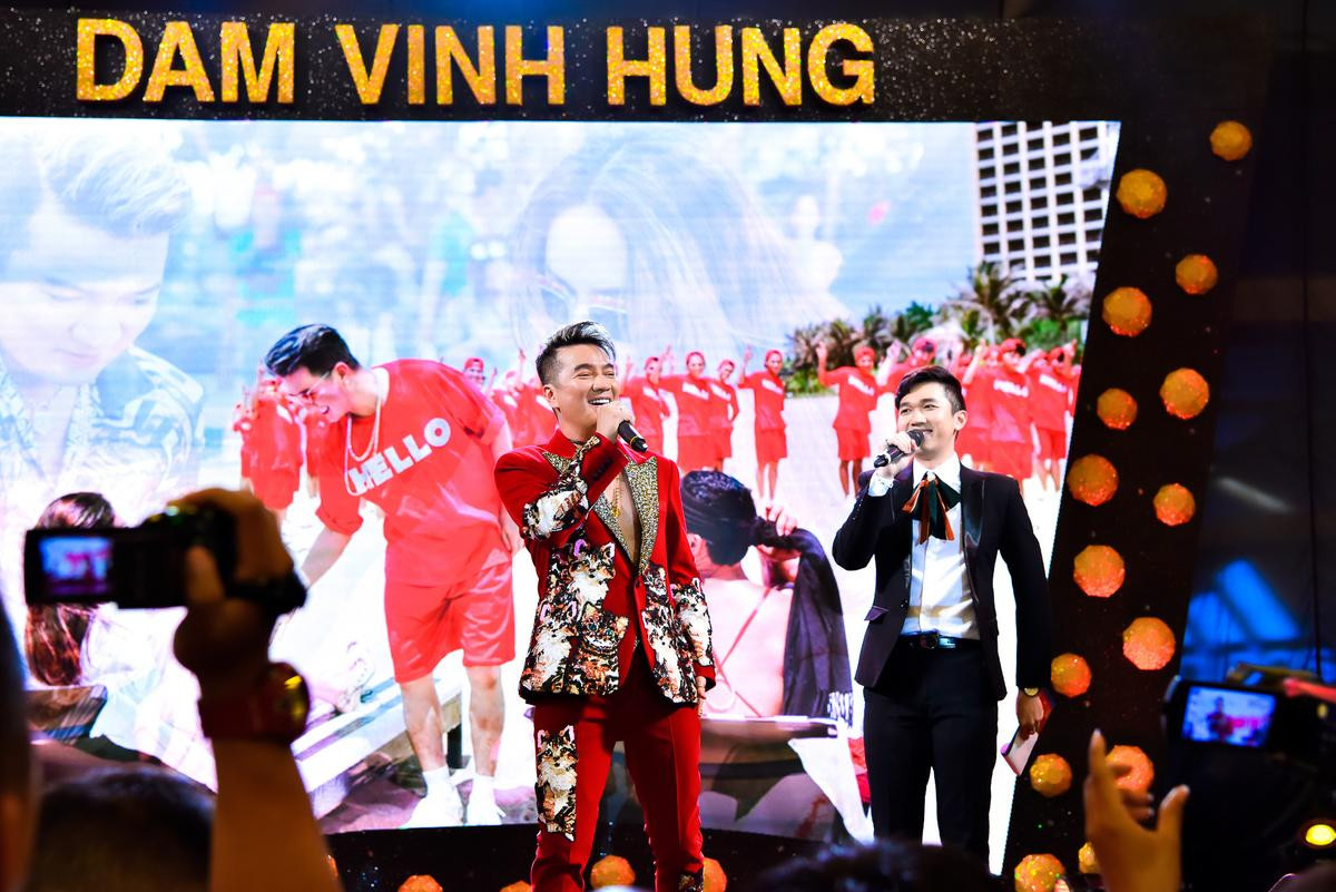 Đàm Vĩnh Hưng tiết lộ lý do không trả cát sê cho dàn sao 'khủng', hé lộ nụ hôn 'nồng cháy' với Hương Giang Ảnh 9