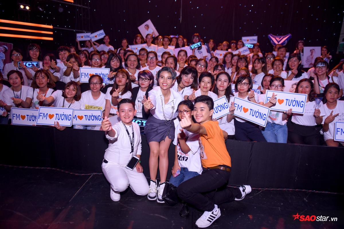 [Độc quyền] Vũ Cát Tường cùng fan đồng ca 'Come back home' tại hậu trường The Voice Kids 2018 Ảnh 1