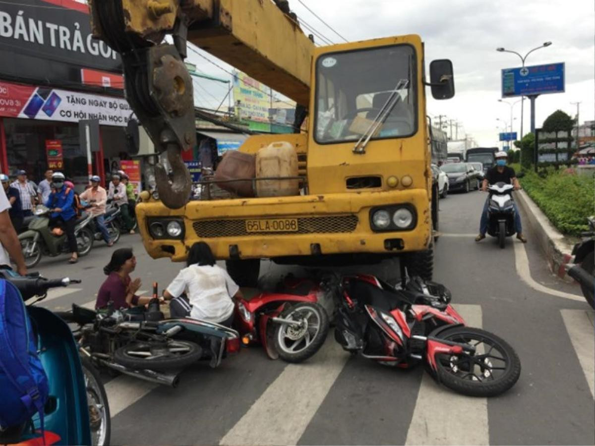 Xe cứu hộ tông 3 xe máy dừng chờ đèn xanh, bé trai 6 tuổi tử vong thương tâm Ảnh 1