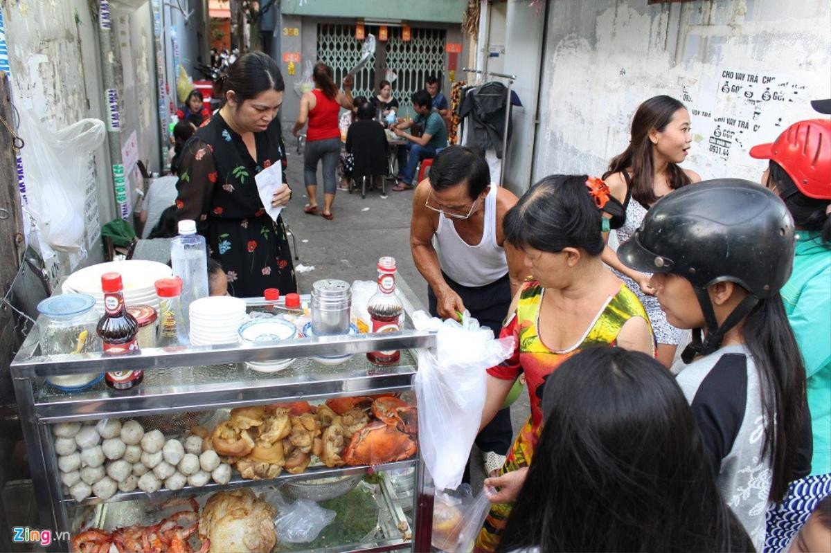 Quán bánh canh 300.000 đồng/tô trong hẻm Sài Gòn, khách vẫn chờ ăn Ảnh 1