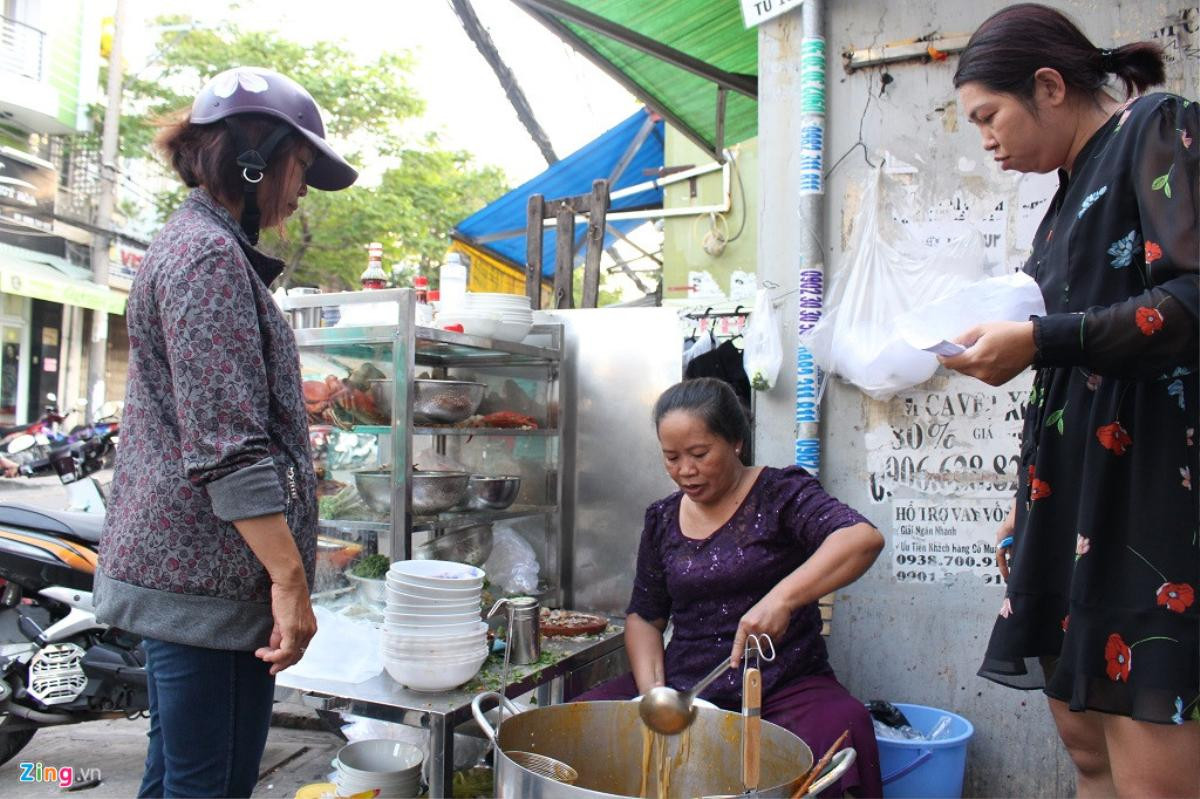 Quán bánh canh 300.000 đồng/tô trong hẻm Sài Gòn, khách vẫn chờ ăn Ảnh 2